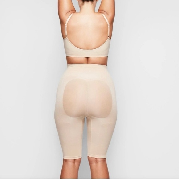 SKIMS Sculpting Short Above The Knee With Open Gusset in Clay - Picture 5 of 5